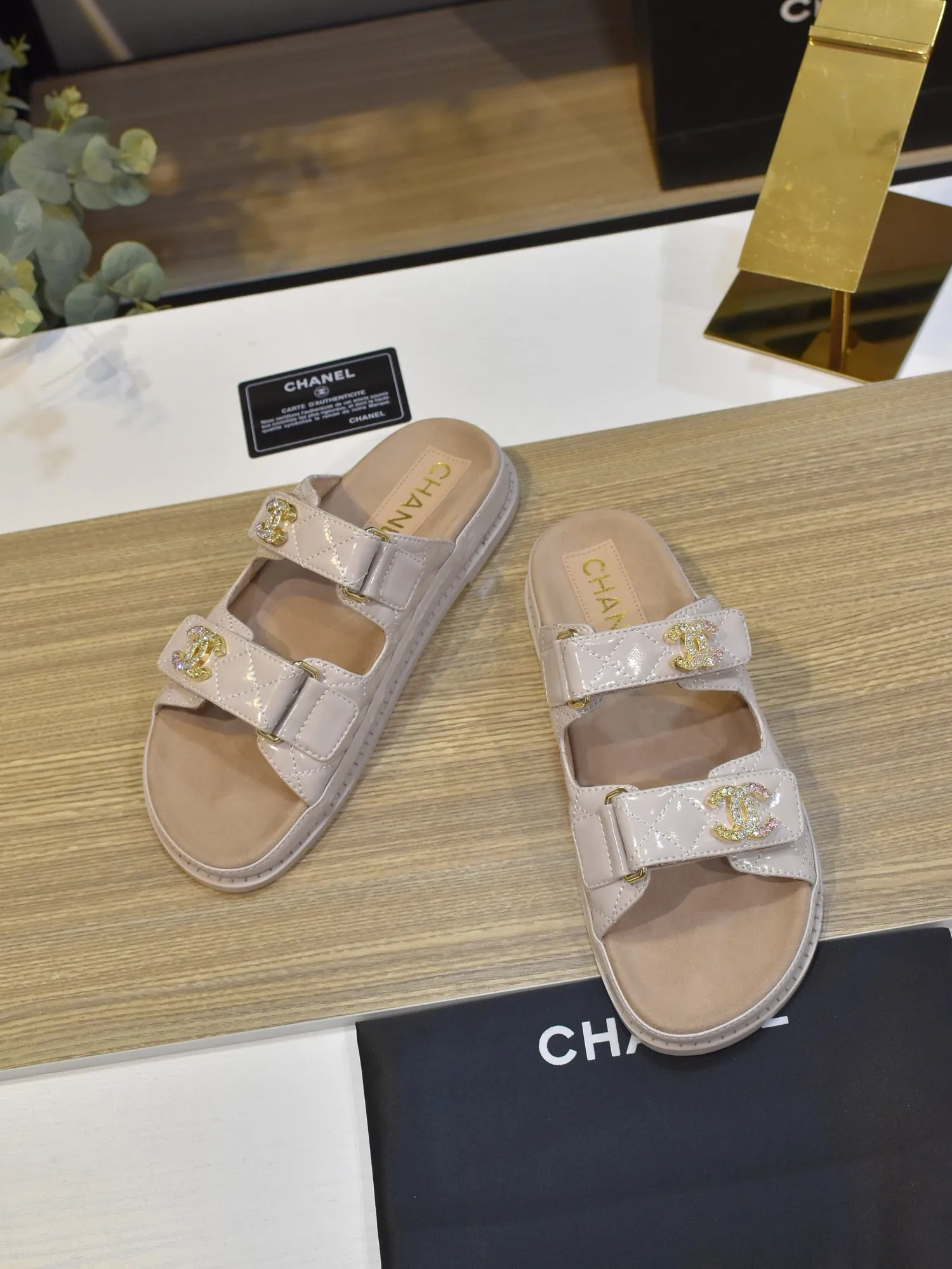 👟👟Ex-factory price 420👟👟 𝑐ℎ𝒶𝓃𝓮𝓁 2025 early spring double pearl latest season new Velcro slippers ————————————❤ European purchasing agent & fragrance grandma’s new fashion latest layout 🔛 Small fragrance sandals that exude lasting charm ~ The original development supports any comparison in the market 🆚The so-called smooth and natural lines To restore the original look, many celebrities have recommended it as one of the must-have items for spring. It is super comfortable on the feet! [Top version] ⚫ Size: 35-41 (41-42 customized, non-returnable)